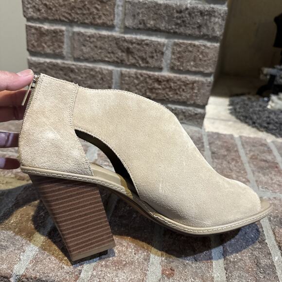Vince Camuto Fareena Block Heel Open Toe Zip Closure Beige Suede Shoe Womens 11 - Picture 15 of 16
